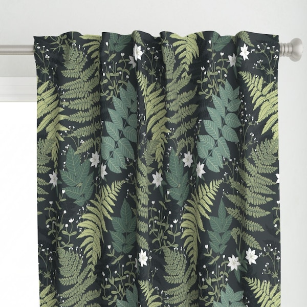 Gardinpanel med skogsormbunkar - Botanisk grönska med mörkgrönt motiv - Mörkgröna löv av whimsical_brush -