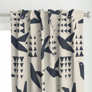 Pannello per tenda astratto - Trapunta Cheater Birds Modern Geometric Triangles Pannello per tenda personalizzato bicolore - Trapunta Cheater Bird geometrica di roochita -