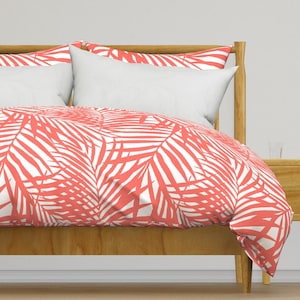 Ropa de cama tropical - Coral Frond Large de danika_herrick - Funda de edredón o funda de almohada de satén de algodón con hojas de palma botánicas de Spoonflower