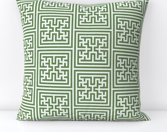 Jade Green Pillow - Maze Geometryczny, postarzany, kwadratowy Pillow - Geometryczny, zielony i biały od designed_by_debby