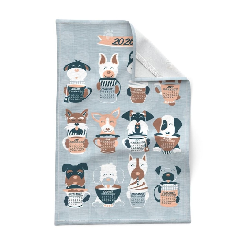Asciugamano da cucina con calendario per cani 2026 - Ora del tè per cani e gatti 2026 di selmacardoso - Asciugamano da cucina in tela di cotone e lino con motivo a quarti di grasso per cani di Spoonflower immagine 2