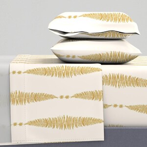 Sábanas Gold Ferns - Hoja de helecho sobre crema de etienne - Juego de sábanas de satén de algodón dorado con mostaza otoñal botánico de Spoonflower