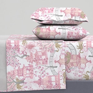 Könnte beinhalten: Ein rosa-weißes Bettwäsche-Set mit einem floralen und Pagoden-Design. Das Set beinhaltet ein flaches Laken, ein Spannbettlaken und zwei Kissenbezüge.
