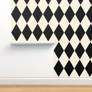 Harlekin Diamonds Vlies Tapete - Cosmic Latte & Schwarz von peacoquettedesigns - Geometrische Tapete für Doppelrolle von Spoonflower