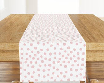 « Chemin de table à pois pastel - Chemin de table pour chambre d'enfant en satin de coton rose à imprimé animal abstrait - Pois rose pâle »
