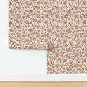 Gedämpftes Mauve Floral Vlies Tapete - Kalami Floral Mauve von holli_zollinger - Feminine Leinenoptik Tapete für Doppelrolle von Spoonflower