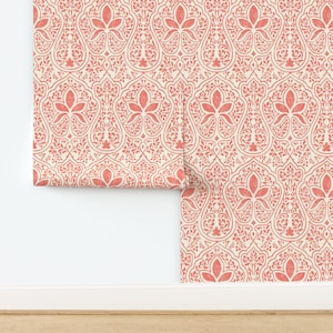 Boho-Tapete in Korallen-Batik-Optik (nicht vorgekleistert) – Indisch inspirierter Used-Look – Korallen-Batik von peacoquettedesigns – Tapete von Spoonflower