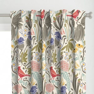 Può includere: Tende con sfondo bianco e un motivo ripetuto di cardinali rossi, fiori blu e foglie verdi.