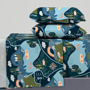 Sábanas caprichosas: juego de sábanas de satén de algodón con diseño de mapa de aventuras de Treasure Adventure de sarah_mcalpine_art, de Spoonflower