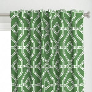 Puede incluir: Panel de cortina con estampado verde y blanco. La cortina presenta un diseño geométrico repetitivo en blanco y verde claro sobre un fondo verde liso. La cortina cuelga de una barra plateada.