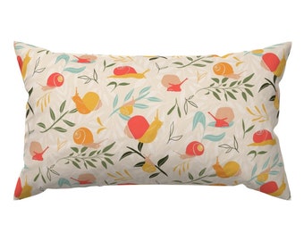 Almohada de acento amarillo - Caracoles de verano - Grande por escritobykristen - Woodland Children Fun Kids Rectángulo Lumbar Throw Pillow de Spoonflower