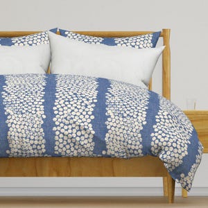 Gepunktete Streifen Bettwäsche - Kork-Stempelstreifen von juliaschumacher - Blauer, cremefarbener, verwitterter Baumwollsatin Bettbezug ODER Kissenbezüge von Spoonflower