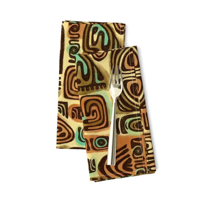 Puede incluir: Dos servilletas de tela marr&oacute;n y beige con un patr&oacute;n geom&eacute;trico en tonos marrones, beige, turquesa y aguamarina. El patr&oacute;n recuerda al arte tribal.