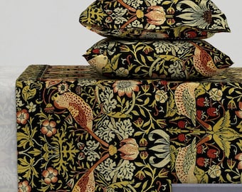 William Morris-lakens - Strawberry Thief van peacoquettedesigns - Traditionele Victoriaanse katoensatijnen lakenset beddengoed van Spoonflower