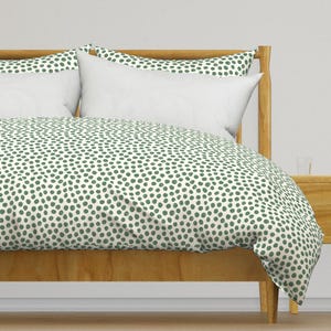 Ropa de cama verde - Green Inky Mess de bloomwilddesign - Funda de edredón o funda de almohada de satén de algodón con lunares y círculos de Spoonflower