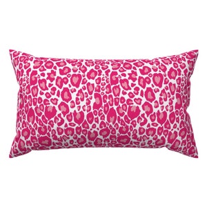 Lumbale kussen met dierenprint - roze cheetah-print van theartwerks - felroze cheetah roze stof luipaard vlekken rechthoek accent sierkussen
