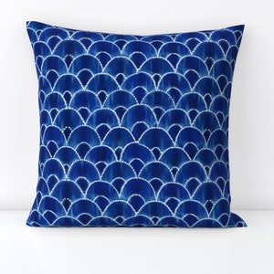 インディゴ スカロップ スロー ピロー - j9design のスカロップ 絞り - Spoonflower のコバルト ブルー インディゴ 絞り装飾スクエア スロー ピロー