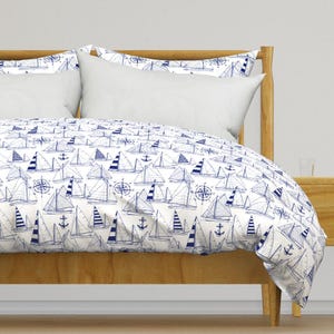 Blå segelbåtar sängkläder - Segelbåtar Marinvitt av mirabelle_print - Nautical Anchor bomullssatin påslakan ELLER örngott av Spoonflower