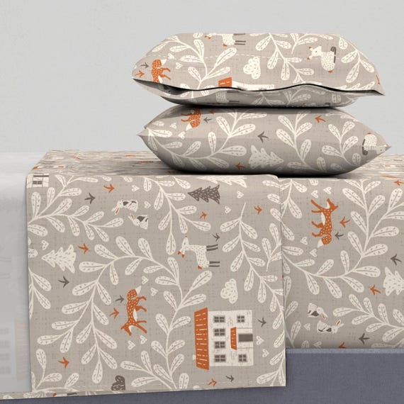 Original Bettwäsche - Haus im Wald von sanne_paul - Cottagecore Herbstliche Blätter Baumwollsatin Bettwäsche von Spoonflower