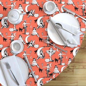 Halloween Tischdecke - Vintage Halloween Pinups Kürbis Orange von beesocks - Hexen Füchsinnen Orange Baumwollsatin Tischdecke von Spoonflower Bild 7