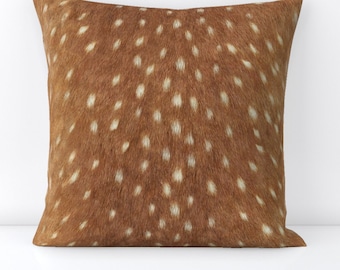 Faux Deer Fell Dekokissen - Rehkitz Waldtier Wildtiere Dekoratives Quadratisches Dekokissen - Frühling Rehkitz von willowlanetextiles