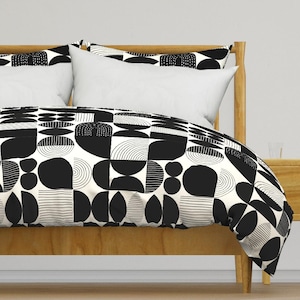Ropa de cama con formas geométricas en negro y crema de sandra_hutter_designs - Funda de edredón o funda de almohada de satén de algodón abstracto de Spoonflower