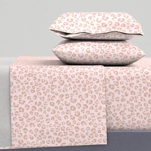 Rosa Bettwäsche - Animal Print von erin__kendal - Leopard Dschungel Girly Feminin Teen Tween Chic Baumwollsatin Bettwäsche Set Bettwäsche von Spoonflower