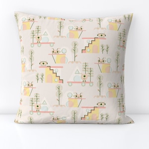 Coussin décoratif extraterrestre mignon - Happy Alien Town par nanamira - Coussin décoratif carré rose jaune fantaisie pour enfants par Spoonflower