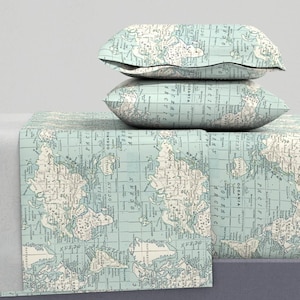 Draps cartes vintage - Carte bleu clair et crème par aftermyart - Ensemble de draps de voyage en satin de coton bleu et crème, carte du monde de voyage par Spoonflower