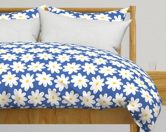 Retrodaisy Blumenbettwäsche - Glückliche Gänseblümchen von krisztinajung - Blauer botanischer Scandi Baumwollsatin Bettbezug ODER Kissenbezüge von Spoonflower
