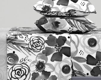 Svartvita lakan - Boho Bouquet av robyriker - Monokroma blommor gråskaliga blommor bomullssatin lakanset sängkläder av Spoonflower