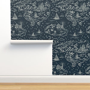 気まぐれな貼り付け不要の壁紙 - alenaganzhela によるファンタジー ワールド ブルー - Spoonflower による夜空ファンタジー地図作成壁紙ダブル ロール