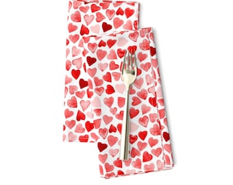 Servilletas de tela con diseño de acuarela "Love", corazones, San Valentín, boda, romance, corazones rojos, de hipkiddesigns.