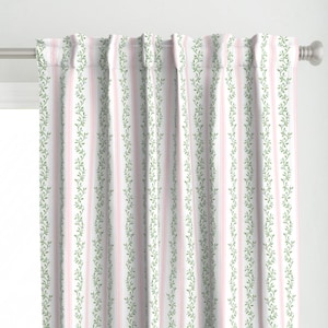 Pannello per tenda a strisce rosa Regency - Libby Stripe Pink di danika_herrick - Pannello per tenda personalizzato Cottagecore Soft Blue di Spoonflower