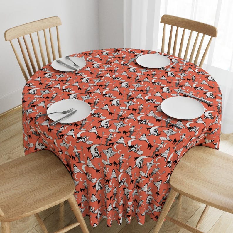 Halloween Tischdecke - Vintage Halloween Pinups Kürbis Orange von beesocks - Hexen Füchsinnen Orange Baumwollsatin Tischdecke von Spoonflower Bild 5