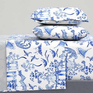 Sábanas estilo chinoiserie - Chinoiserie con acuarela de pattern_garden - Juego de sábanas de satén de algodón blanco y azul real con acuarela de Spoonflower