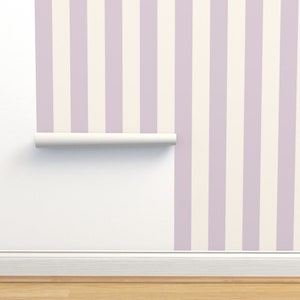 Carta da parati non incollata lilla malva - Cabana Stripes di weavingmajor - Carta da parati a strisce grandi Lavender Stripe doppio rotolo di Spoonflower
