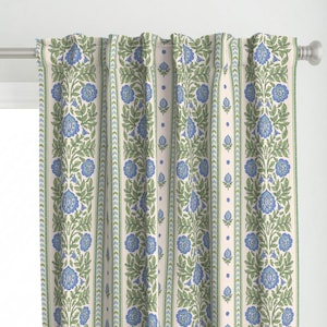 Indiaas bloemengordijnpaneel - blauwe bloemen groen botanisch traditioneel gestempeld aangepast gordijnpaneel - aprajita-blokprint door gargipanwar -