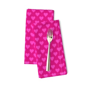Roze dinerservetten (set van 2) - Felroze harten van unasomerville - Fel retro groovy felroze neon girly stoffen servetten van Spoonflower