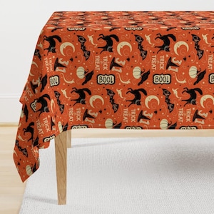 Gruselige Tischdecke - Halloween Süßes oder Saures von johannaparkerdesign - Vintage Style Katzen Boo Baumwollsatin Tischdecke von Spoonflower