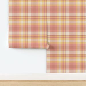 プレッピーな糊なし壁紙 - tessab_studio のピーチピンクのチェック柄 - Spoonflower のレトロピンクピーチイエローのチェック柄ライン壁紙ダブルロール