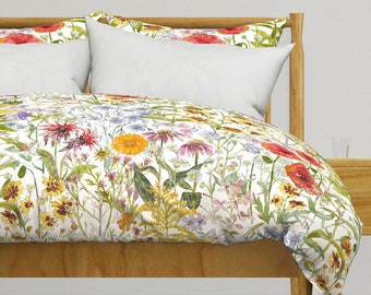 Parure de lit fleurs sauvages - Les fleurs de mon jardin par ramarama - Housse de couette OU taies d'oreiller en satin de coton encre florale verte rouge par Spoonflower