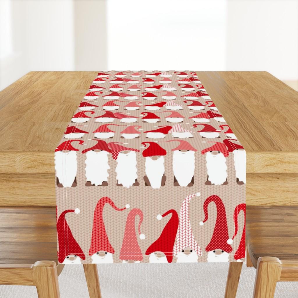 Chemin De Table Scandinave - Noël Hiver Contes Fées Des Forêts Nain Fêtes Chemin En Satin Coton Rouge Gnome Friends Par Heleenvanbuul