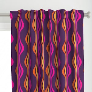Groovy jaren 70 gordijnpaneel - Grape Expectations by delfuneum - Felroze felle kleuren Retro jaren 70 aangepast gordijnpaneel van Spoonflower