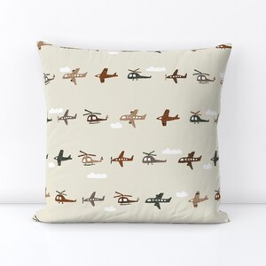 Cojín decorativo bohemio con diseño de aviones - Helicópteros en beige neutro, caprichoso y bonito - Aviones sobre arena de ivieclothco imagen 2