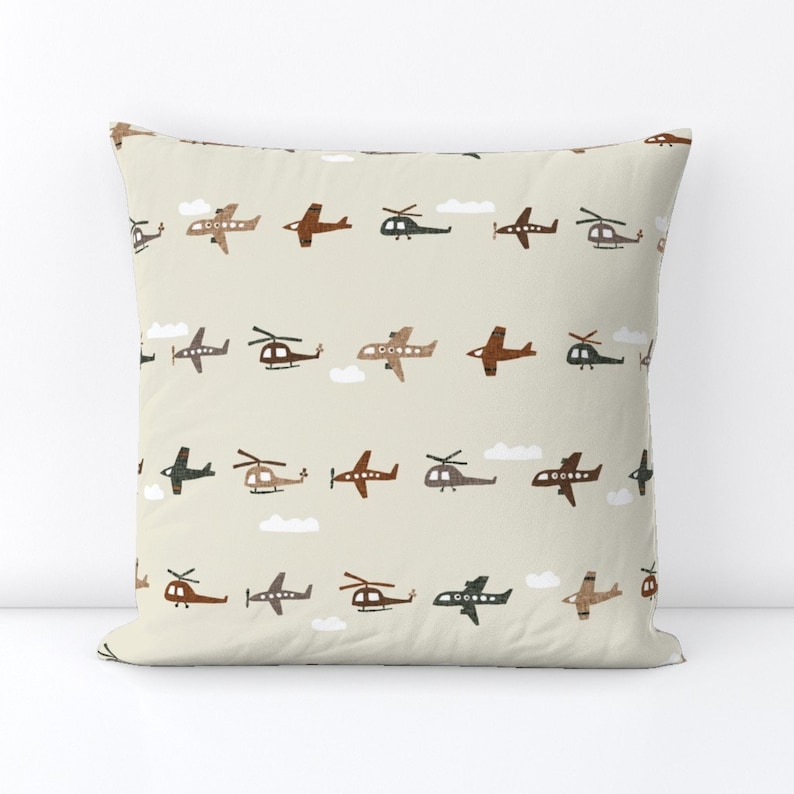 Cojín decorativo bohemio con diseño de aviones - Helicópteros en beige neutro, caprichoso y bonito - Aviones sobre arena de ivieclothco imagen 2