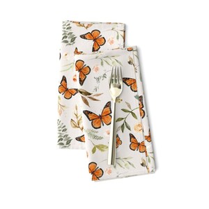 Servilletas de tela con diseño de mariposas (juego de 2) - Mariposas monarca de hipkiddesigns - Servilletas de tela de Pascua de primavera en color verde salvia de Spoonflower