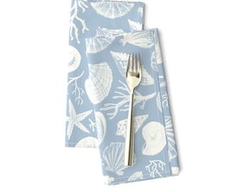 Lot de 2 serviettes de table nautiques - aquarelle côtière, plage, vie marine, natation, coquillages, bleu clair, grande par booboo_collective