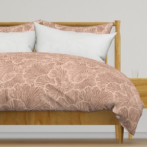 Ropa de cama de maximalismo costero: Fungi Earth abstracto de atlas_greene: funda de edredón o funda de almohada de satén de algodón en tonos tierra rosa de Spoonflower