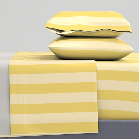 Gelb gestreifte Bettwäsche - Bananen- und Buttergelb von 3rittanylane - Vertikale breite Streifen mutige Baumwollsatin Bettwäsche von Spoonflower